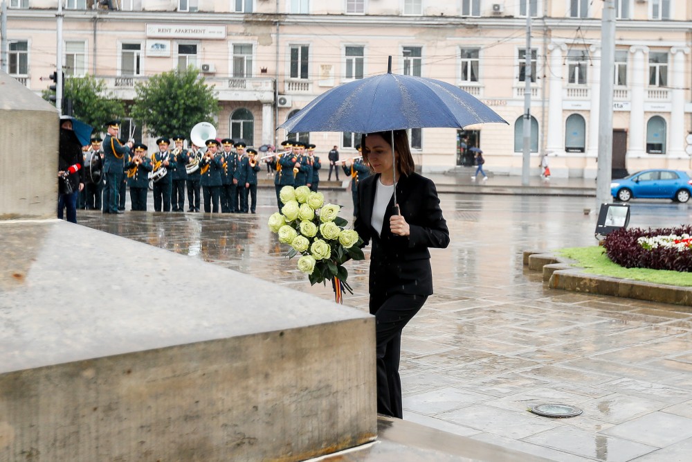 FOTO // Maia Sandu a depus flori la monumentul lui Ștefan cel Mare și Sfânt